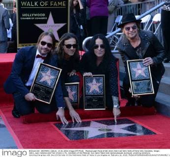 Musikgruppe Mana erhält einen Stern auf dem Walk of Fame Alex Gonzalez, Sergio Vallin, Juan Calleros and Fher Olvera (L-R), members of the Mexican rock band Mana hold replica plaques during an unveiling ceremony honoring the group with the 2,573rd star on the Hollywood Walk of Fame in Los Angeles on February 10, 2016.  LAP2016021004 JIMxRUYMEN