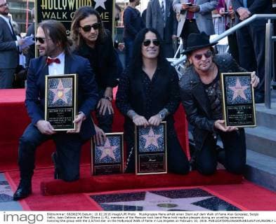 Musikgruppe Mana erhält einen Stern auf dem Walk of Fame Alex Gonzalez, Sergio Vallin, Juan Calleros and Fher Olvera (L-R), members of the Mexican rock band Mana hold replica plaques during an unveiling ceremony honoring the group with the 2,573rd star on the Hollywood Walk of Fame in Los Angeles on February 10, 2016.  LAP2016021005 JIMxRUYMEN