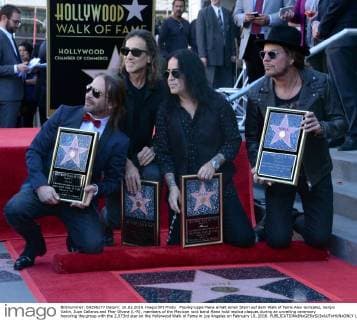 Musikgruppe Mana erhält einen Stern auf dem Walk of Fame Alex Gonzalez, Sergio Vallin, Juan Calleros and Fher Olvera (L-R), members of the Mexican rock band Mana hold replica plaques during an unveiling ceremony honoring the group with the 2,573rd star on the Hollywood Walk of Fame in Los Angeles on February 10, 2016.  LAP2016021006 JIMxRUYMEN