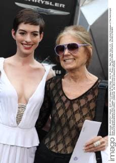 Berühmte Feministinnen, Gloria Steinem July 16, 2012 - New York, New York, U.S. - The World Premiere of The Dark Knight Rises .AMC Lincoln Square-IMAX Theater, NYC.July 16, 2012.Photos by , Photos Inc 2012.ANNE HATHAWAY, GLORIA STEINEM - ZUMAms4_
