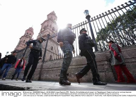 Mexiko: Sicherheitsvorkehrungen vor Papstbesuch Federal policemen and servicemen patrol in Morelia, Mexico, 10 February 2016. Over 13.000 federal policemen will ensure the security of the Pontiff during his upcoming visit from 12 to 17 February. OVER 13.000 MEXICAN POLICEMENT WILL ENSURE POPE S SECURITY !ACHTUNG: NUR REDAKTIONELLE NUTZUNG!  MEX17 20160211-635907488027240825