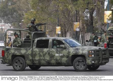 Mexiko: Sicherheitsvorkehrungen vor Papstbesuch Federal policemen patrol in Morelia, Mexico, 10 February 2016. Over 13.000 federal policemen will ensure the security of the Pontiff during his upcoming visit from 12 to 17 February. OVER 13.000 MEXICAN POLICEMENT WILL ENSURE POPE S SECURITY !ACHTUNG: NUR REDAKTIONELLE NUTZUNG!  MEX18 20160211-635907488041592825