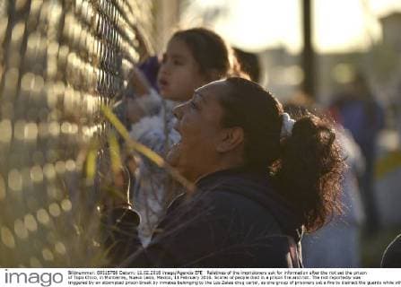 Relatives of the imprisioners ask for information after the riot set the prison of Topo Chico, in Monterrey, Nuevo Leon, Mexico, 11 February 2016. Scores of people died in a prison fire and riot. The riot reportedly was triggered by an attempted prison break by inmates belonging to the Los Zetas drug cartel, as one group of prisoners set a fire to distract the guards while other inmates tried to flee. DOZENS DEAD IN MEXICO PRISON RIOT, LOCAL MEDIA AND STAFF SAY !ACHTUNG: NUR REDAKTIONELLE NUTZUNG!  20160211-635908055397022426