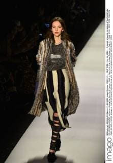 (160211) -- NEW YORK, Feb. 11, 2016 -- A model presents a creation of the Fall Winter 2016 BCBGMAXAZRIA collection during the New York Fashion Week in New York, the United States, on Feb. 11, 2016. ) U.S.-NEW YORK-FASHION WEEK-BCBGMAXAZRIA WangxLei 