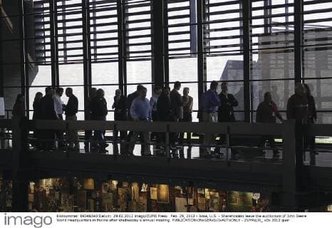 Architektur von Kevin Roche Feb. 29, 2012 - Iowa, U.S. - Shareholders leave the auditorium of John Deere World Headquarters in Moline after Wednesday s annual meeting. - ZUMAq30_