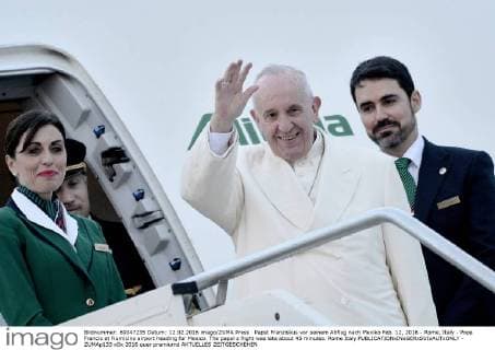 Papst Franziskus vor seinem Abflug nach Mexiko Feb. 12, 2016 - Rome, Italy - Pope Francis at Fiumicino airport heading for Mexico. The papal s flight was late about 45 minutes. Rome Italy - ZUMAp133