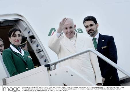 Papst Franziskus vor seinem Abflug nach Mexiko Feb. 12, 2016 - Rome, Italy - Pope Francis at Fiumicino airport heading for Mexico. The papal s flight was late about 45 minutes. Rome Italy - ZUMAp133