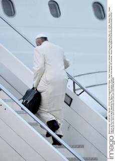 Papst Franziskus vor seinem Abflug nach Mexiko Feb. 12, 2016 - Rome, Italy - Pope Francis at Fiumicino airport heading for Mexico. The papal s flight was late about 45 minutes. Rome Italy - ZUMAp133