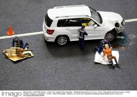 Modellbaumesse Erfurt 12.02.16 , Erfurt, Messehalle,Modellbaumesse, im Bild: Symbol Feature symbolisch - Unfall stabile Seitenlage Blaulicht