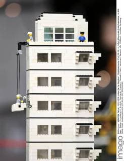 Modellbaumesse Erfurt 12.02.16 , Erfurt, Messehalle,Modellbaumesse, im Bild: Lego - Feature symbolisch Symbol Hochhaus Arbeiter Fassade Maler streichen Baustelle