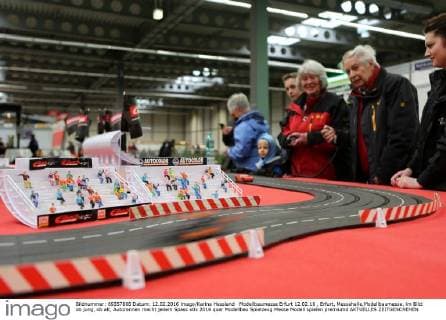 Modellbaumesse Erfurt 12.02.16 , Erfurt, Messehalle,Modellbaumesse, im Bild: ob jung, ob alt, Autorennen macht jedem Spass