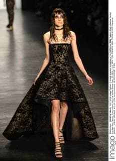 A model presents a creation of the Fall Winter 2016 Tadashi Shoji collection during the New York Fashion Week in New York, the United States, Feb. 12, 2016. ) U.S.-NEW YORK-FASHION WEEK-TADASHI SHOJI WangxLei 