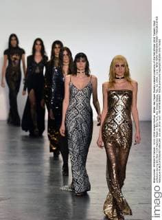 Bilder des Tages Models present creations of the Fall Winter 2016 Tadashi Shoji collection during the New York Fashion Week in New York, the United States, Feb. 12, 2016. ) U.S.-NEW YORK-FASHION WEEK-TADASHI SHOJI WangxLei 
