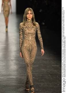 A model presents a creation of the Fall Winter 2016 Tadashi Shoji collection during the New York Fashion Week in New York, the United States, Feb. 12, 2016. ) U.S.-NEW YORK-FASHION WEEK-TADASHI SHOJI WangxLei 
