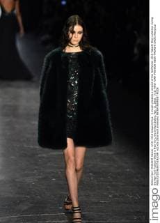 A model presents a creation of the Fall Winter 2016 Tadashi Shoji collection during the New York Fashion Week in New York, the United States, Feb. 12, 2016. ) U.S.-NEW YORK-FASHION WEEK-TADASHI SHOJI WangxLei 