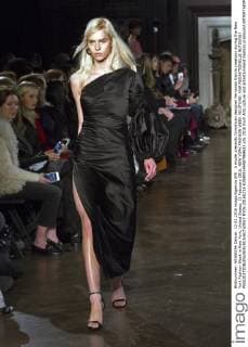 A model presents Dominican designer Fernando Garcia creations during the New York Fashion Week in New York, United States, 12 February 2016. NEW YORK FASHION WEEK !ACHTUNG: NUR REDAKTIONELLE NUTZUNG!  NY05 20160213-635909245487984633