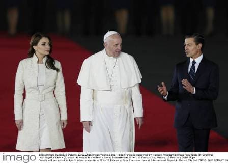 Pope Francis is welcomed by Mexican President Enrique Pena Nieto (R) and first lady Angelica Rivera (L) upon his arrival at the Benito Juarez International Airport, in Mexico City, Mexico, 12 February 2016. Pope Francis will pay a visit to four Mexican states from 12 to 17 February. Pope Francis arrives at International Airport in Mexico City !ACHTUNG: NUR REDAKTIONELLE NUTZUNG!  MEX50 20160213-635909318165523244