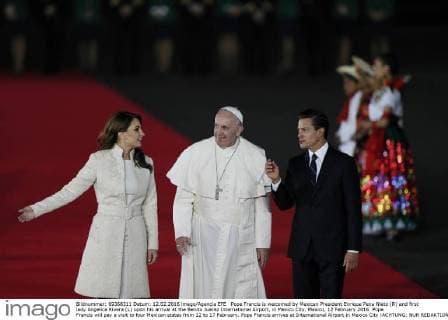 Pope Francis is welcomed by Mexican President Enrique Pena Nieto (R) and first lady Angelica Rivera (L) upon his arrival at the Benito Juarez International Airport, in Mexico City, Mexico, 12 February 2016. Pope Francis will pay a visit to four Mexican states from 12 to 17 February. Pope Francis arrives at International Airport in Mexico City !ACHTUNG: NUR REDAKTIONELLE NUTZUNG!  MEX50 20160213-635909318193915244