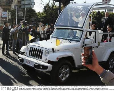 Pope Francis waves from the Popemobile as he goes towards National Palace to meet with Mexican President Enrique Pena Nieto, in Mexico City, Mexico, 13 February 2016. EFE Jose Mendez POPE FRANCIS IN MEXICO !ACHTUNG: NUR REDAKTIONELLE NUTZUNG!  MEX50 20160213-635909783457148114