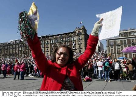 People wait for the arrival of Pope Francis after his meeting with Mexican President Enrique Pena Nieto at National Palace, in Mexico City, Mexico, 13 February 2016. POPE FRANCIS IN MEXICO !ACHTUNG: NUR REDAKTIONELLE NUTZUNG!  MEX50 20160213-635909870263249510