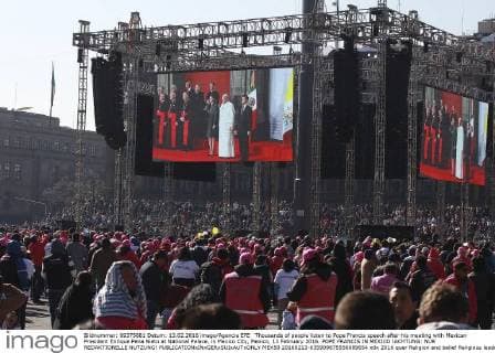 Thousands of people listen to Pope Francis speech after his meeting with Mexican President Enrique Pena Nieto at National Palace, in Mexico City, Mexico, 13 February 2016. POPE FRANCIS IN MEXICO !ACHTUNG: NUR REDAKTIONELLE NUTZUNG!  MEX50 20160213-635909875556089654