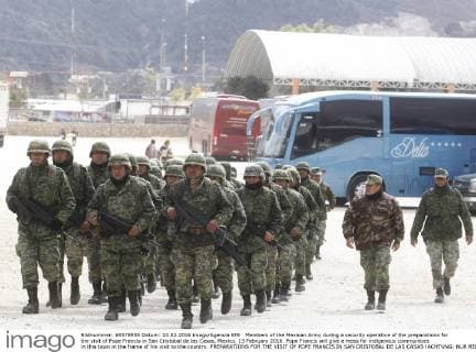 Members of the Mexican Army during a security operative of the preparations for the visit of Pope Francis in San Cristobal de las Casas, Mexico, 13 February 2016. Pope Francis will give a mass for indigenous communities in this town in the frame of his visit to the country. PREPARATIONS FOR THE VISIT OF POPE FRANCIS IN SAN CRISTOBAL DE LAS CASAS !ACHTUNG: NUR REDAKTIONELLE NUTZUNG!  MEX100 20160213-635909886187771654