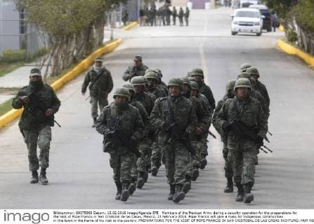 Members of the Mexican Army during a security operation for the preparations for the visit of Pope Francis in San Cristobal de las Casas, Mexico, 13 February 2016. Pope Francis will give a mass for indigenous communities in this town in the frame of his visit to the country. PREPARATIONS FOR THE VISIT OF POPE FRANCIS IN SAN CRISTOBAL DE LAS CASAS !ACHTUNG: NUR REDAKTIONELLE NUTZUNG!  MEX100 20160213-635909886228799654