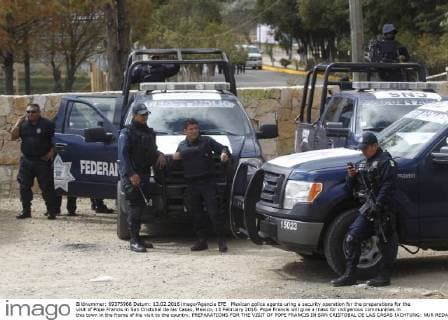 Mexican police agents uring a security operation for the preparations for the visit of Pope Francis in San Cristobal de las Casas, Mexico, 13 February 2016. Pope Francis will give a mass for indigenous communities in this town in the frame of his visit to the country. PREPARATIONS FOR THE VISIT OF POPE FRANCIS IN SAN CRISTOBAL DE LAS CASAS !ACHTUNG: NUR REDAKTIONELLE NUTZUNG!  MEX100 20160213-635909886897883654