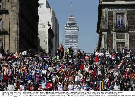 Thousands await the arrival of Pope Francis after his meeting with Mexican President Enrique Pena Nieto at National Palace, in Mexico City, Mexico, 13 February 2016. POPE FRANCIS IN MEXICO !ACHTUNG: NUR REDAKTIONELLE NUTZUNG!  MEX50 20160213-635909888243539654