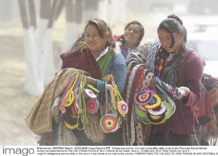 Indigenous women who sale handcrafts walks close to the Municipal Sports Center during the preparations for the visit of Pope Francis in San Cristobal de las Casas, Mexico, 13 February 2016. Pope Francis will give a mass for indigenous communities in this town in the frame of his visit to the country. PREPARATIONS FOR THE VISIT OF POPE FRANCIS IN SAN CRISTOBAL DE LAS CASAS !ACHTUNG: NUR REDAKTIONELLE NUTZUNG!  MEX100 20160213-635909889743947654