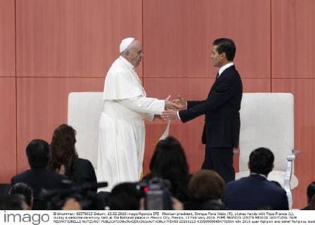 Mexican president, Enrique Pena Nieto (R), shakes hands with Pope Francis (L), during a welcome ceremony held at the National palace in Mexico City, Mexico, 13 February 2016. POPE FRANCIS VISITS MEXICO !ACHTUNG: NUR REDAKTIONELLE NUTZUNG!  MEX50 20160213-635909890484791654