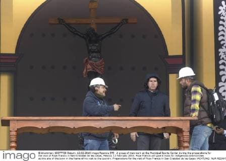 A group of men work at the Municipal Sports Center during the preparations for the visit of Pope Francis in San Cristobal de las Casas, Mexico, 13 February 2016. Pope Francis will give a mass for indigenous communities at this site of the town in the frame of his visit to the country. Preparations for the visit of Pope Francis in San Cristobal de las Casas !ACHTUNG: NUR REDAKTIONELLE NUTZUNG!  MEX100 20160213-635910015214094522
