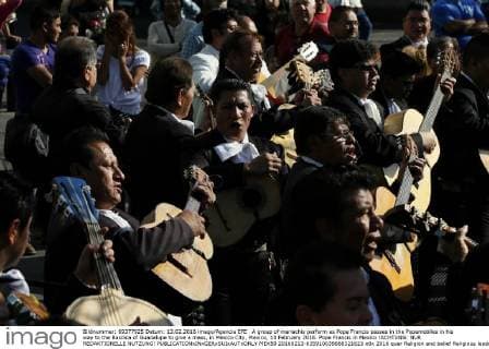 A group of mariachis perform as Pope Francis passes in the Popemobiles in his way to the Basilica of Guadalupe to give a mass, in Mexico City, Mexico, 13 February 2016. Pope Francis in Mexico !ACHTUNG: NUR REDAKTIONELLE NUTZUNG!  MEX50 20160213-635910039668321623