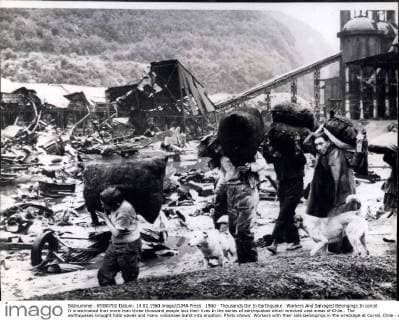 1960 - Thousands Die In Earthquake . Workers And Salvaged Belongings In corral: It is estimated that more than three thousand people lost their lives in the series of earthquakes which wrecked vast areas of Chile.. The earthquakes brought tidal waves and many volcanoes burst into eruption. Photo shows: Workers with their sole belongings in the wreckage at Corral, Chile - after the earthquake. - ZUMAk09_