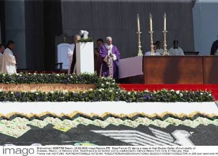 Pope Francis (C) during a mass at High Studies Center of municipality of Ecatepec, Mexico, 14 February 2016. Pope Francis is on his first visit to predominantly Catholic Mexico from 12 to 17 February. Pope Francis visit !ACHTUNG: NUR REDAKTIONELLE NUTZUNG!  20160214-635910743392227046