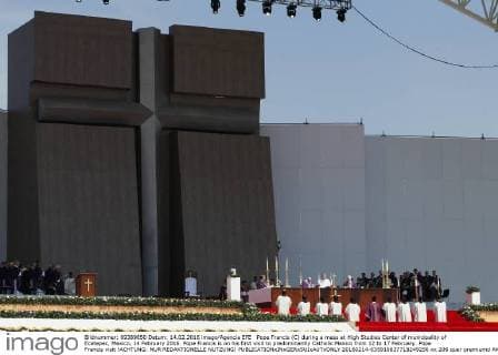 Pope Francis (C) during a mass at High Studies Center of municipality of Ecatepec, Mexico, 14 February 2016. Pope Francis is on his first visit to predominantly Catholic Mexico from 12 to 17 February. Pope Francis visit !ACHTUNG: NUR REDAKTIONELLE NUTZUNG!  20160214-635910837718249256