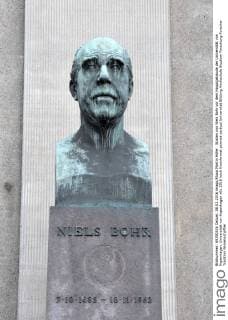 Büsten von Niels Bohr vor dem Hauptgebäude der Universität von Kopenhagen. Universität von Kopenhagen