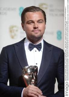 American actor Leonardo DiCaprio holds the Best Actor award for the Revenant in the winner s room at the EE British Academy Film Awards at the Royal Opera House in London on February 14, 2016.  LON2016021412 RUNExHELLESTAD