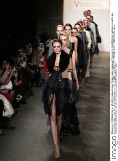 Models display creations of Vivienne Hu 2016 Fall Winter collection during the New York Fashion Week in New York, the United States, on Feb. 14, 2016. ) U.S.-NEW YORK-FASHION WEEK-VIVIENNE HU QinxLang 