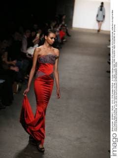 A model displays a creation of Vivienne Hu 2016 Fall Winter collection during the New York Fashion Week in New York, the United States, on Feb. 14, 2016. ) U.S.-NEW YORK-FASHION WEEK-VIVIENNE HU QinxLang 