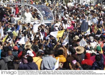Pope Francis (L) arrives for a mass with the participation of indigenous communities in San Cristobal de las Casas, Chiapas, Mexico, 15 February 2016. The Pontiff condemned the treatment that these people have received from society and the power. POPE FRANCIS VISITS MEXICO !ACHTUNG: NUR REDAKTIONELLE NUTZUNG!  MEX06 20160215-635911577778645929