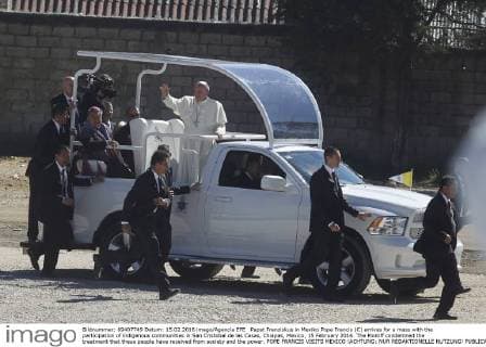 Papst Franziskus in Mexiko Pope Francis (C) arrives for a mass with the participation of indigenous communities in San Cristobal de las Casas, Chiapas, Mexico, 15 February 2016. The Pontiff condemned the treatment that these people have received from society and the power. POPE FRANCIS VISITS MEXICO !ACHTUNG: NUR REDAKTIONELLE NUTZUNG!  MEX07 20160215-635911577789877929