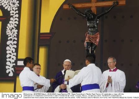 Papst Franziskus in Mexiko Pope Francis (C) celebrates a mass with the participation of indigenous communities in San Cristobal de las Casas, Chiapas, Mexico, 15 February 2016. The Pontiff condemned the treatment that these people have received from society and the power. POPE FRANCIS VISITS MEXICO !ACHTUNG: NUR REDAKTIONELLE NUTZUNG!  MEX09 20160215-635911578477681929