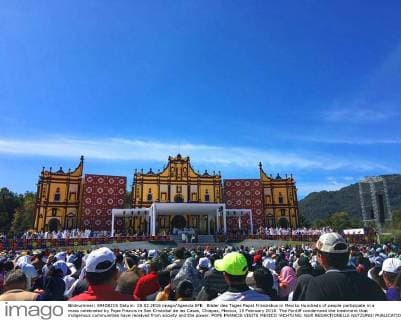Bilder des Tages Papst Franziskus in Mexiko Hundreds of people participate in a mass celebrated by Pope Francis in San Cristobal de las Casas, Chiapas, Mexico, 15 February 2016. The Pontiff condemned the treatment that indigenous communities have received from society and the power. POPE FRANCIS VISITS MEXICO !ACHTUNG: NUR REDAKTIONELLE NUTZUNG!  MEX10 20160215-635911586112689929