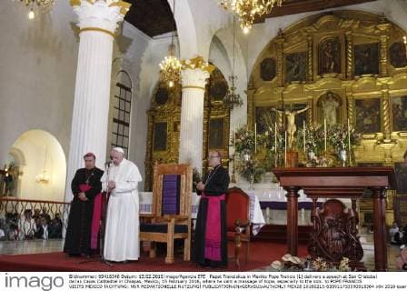 Papst Franziskus in Mexiko Pope Francis (L) delivers a speech at San Cristobal de las Casas Cathedral in Chiapas, Mexico, 15 February 2016, where he sent a message of hope, especially to the sick. to POPE FRANCIS VISITS MEXICO !ACHTUNG: NUR REDAKTIONELLE NUTZUNG!  MEX28 20160215-635911733590915384
