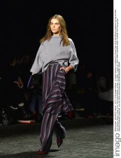 A model displays a creation of Vivinne Tam 2016 Fall Winter collection during the New York Fashion Week in New York, the United States, on Feb. 15, 2016. ) (djj) U.S.-NEW YORK-FASHION WEEK-VIVINNE TAM WangxXijia 