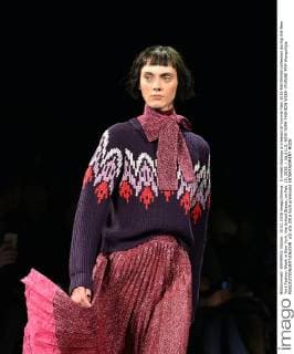 A model displays a creation of Vivinne Tam 2016 Fall Winter collection during the New York Fashion Week in New York, the United States, on Feb. 15, 2016. ) (djj) U.S.-NEW YORK-FASHION WEEK-VIVINNE TAM WangxXijia 
