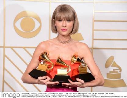 Taylor Swift, winner of the Best Album of the Year award for 1989, appears backstage during the 58th annual Grammy Awards held at Staples Center in Los Angeles on February 15, 2016.  LAP201602151022 PHILxMCCARTEN