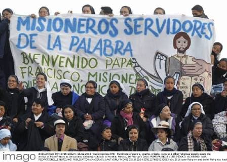 Hundreds of people, youths, priests, nuns and other religious people await the arrival of Pope Francis at Venustiano Carranza stadium in Morelia, Mexico, 16 February 2016. POPE FRANCIS VISIT MEXICO !ACHTUNG: NUR REDAKTIONELLE NUTZUNG!  MEX01 20160216-635912376835133613
