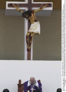 Pope Francis celebrates a mass for hundreds of priests, nuns, monks and seminarians at Venustiano Carranza stadium in Morelia, Mexico, 16 February 2016. POPE FRANCIS VISITS MEXICO !ACHTUNG: NUR REDAKTIONELLE NUTZUNG!  MEX02 20160216-635912481202633203